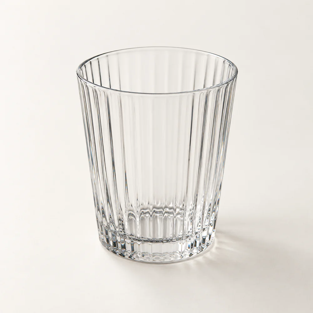 Wasserglas RILLE – KI-generiertes Produktbild des Musterartikels